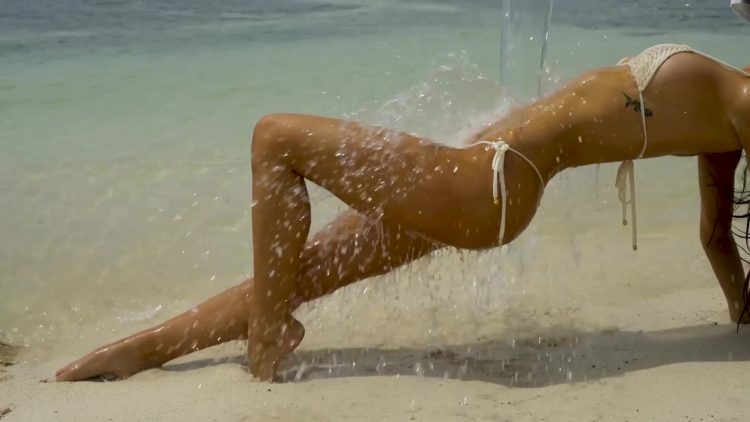 Sexy – Sports Illustrated Swimsuit (2018)