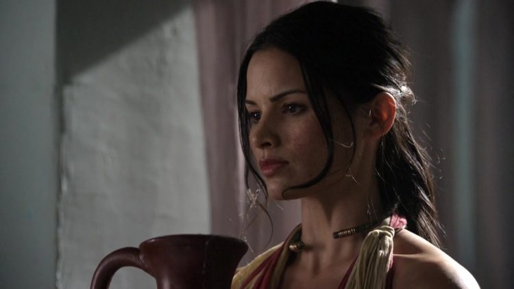 Nackt Szene -  Spartacus Gods of the arena s01e09 (2011) mit Katrina Law