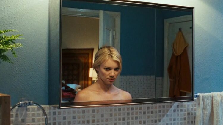 Nude scene - Mirrors (2008)