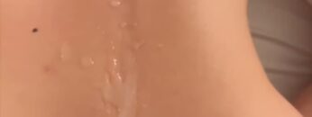 Die-wilde-Veganerin-Cumshot-auf-den-Arsch.mp4 thumbnail