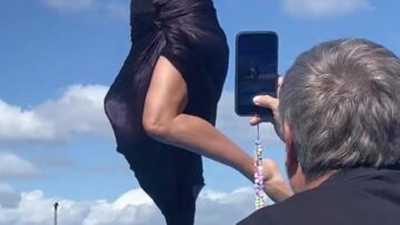 Heidi-Klum-Oops-tit-slip.mp4 thumbnail