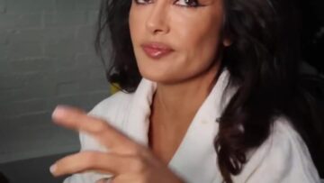 Salma-Hayek-Oops-tit-slip.mp4 thumbnail