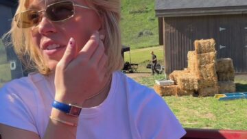 Sydney-Sweeney-Showing-off-her-lingerie.mp4 thumbnail