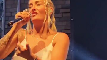 Sarah-Connor-Nippel-ohne-BH.mp4 thumbnail