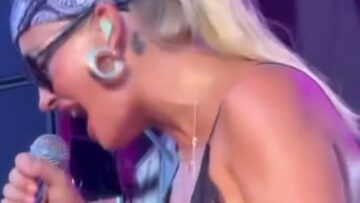 Sarah-Connor-Ohne-BH-auf-der-Buhne.mp4 thumbnail